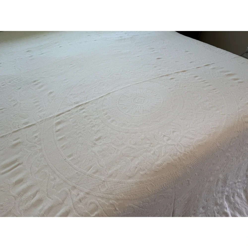 Vintage White Matelassé Bedspread 100% Cotton Jacquard Fringed Queen Coverlet